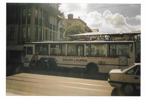 Een Van Hool A600 met een bijzondere reclamejasje aan halte De Panne Centrum.