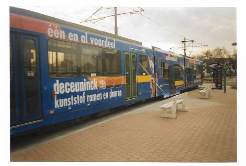 BN tram met reclame van Deceuninck aan halte De Panne Esplanade.