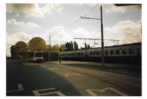 BN tram in gewone livrei (ja, ze bestonden ook) aan halte De Panne Station.