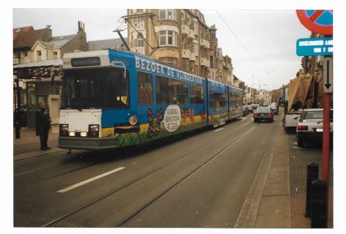 BN tram met reclame van de Vlindertuin aan halte De Panne Centrum.