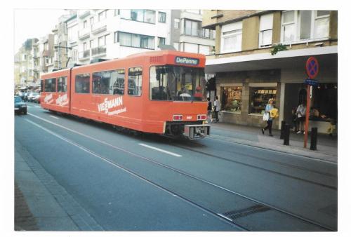 BN tram met reclame Viessman aan halte De Panne Centrum.