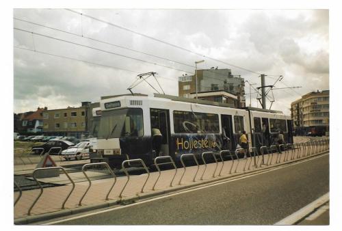 BN tram 6008 met reclame van Hollestelle kruist een andere tram te St. Idesbald.