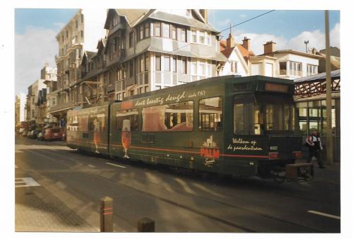BN tram met reclame van Palm aan halte De Panne Centrum.