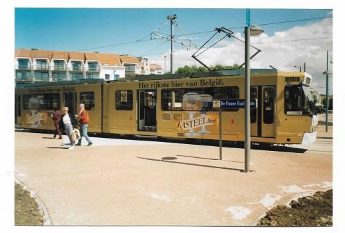 BN tram met reclame van Kasteelbier aan halte De Panne Esplanade.