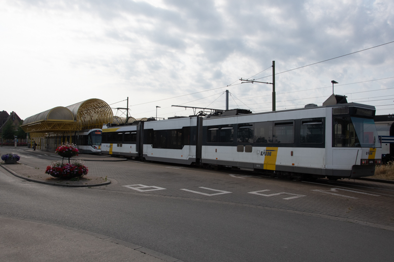 BN (Kusttram) aan het station van DePanne/Adinkerke.