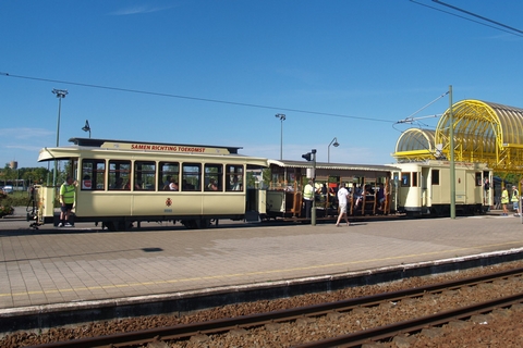 OB A.9965, met aanhangrijtuigen A8816 en A11593 aan het station van Adinkerke/De Panne.