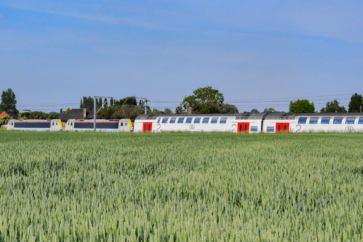 Trein met I10, I11 & M7 rijtuigen nabij Lichtervelde.