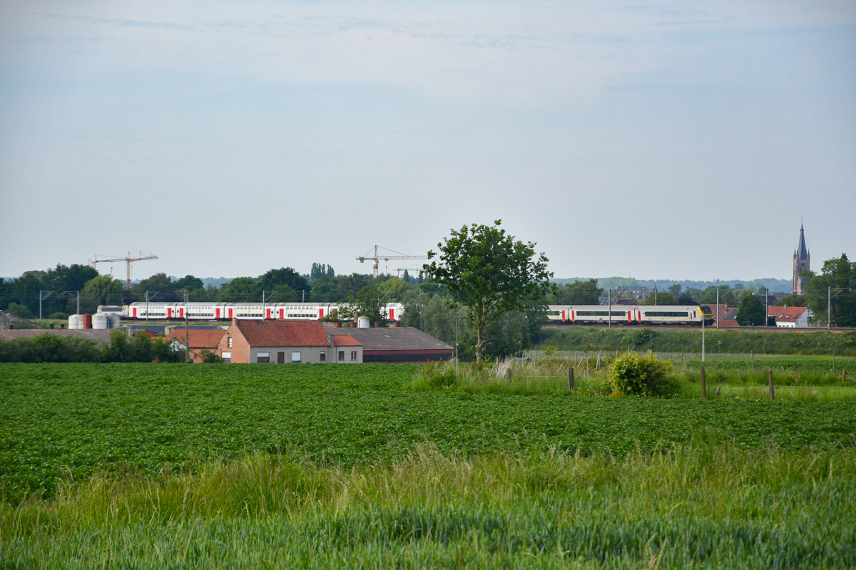 Trein met I10, I11 & M7 rijtuigen nabij Lichtervelde.