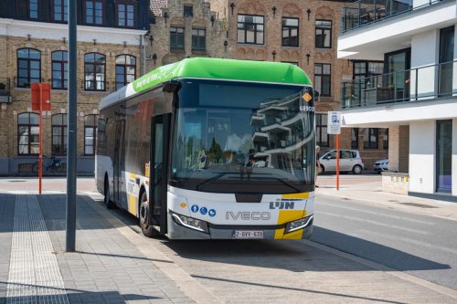 Iveco Eway aan het station van Diksmuide.